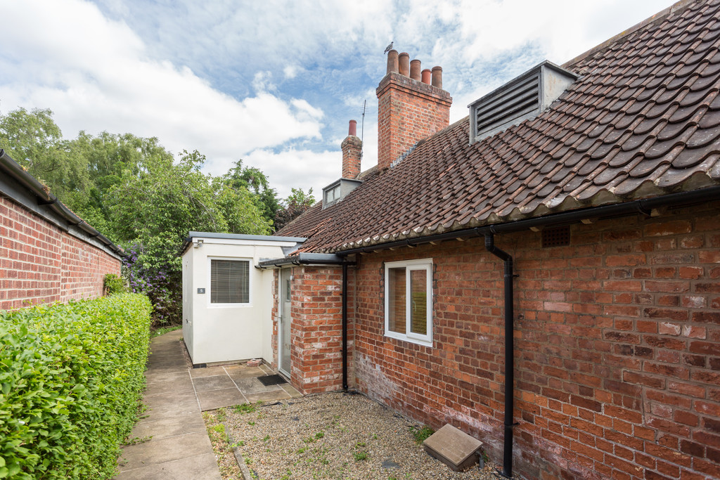 2 bed bungalow for sale in Middlethorpe Grove, York  - Property Image 9