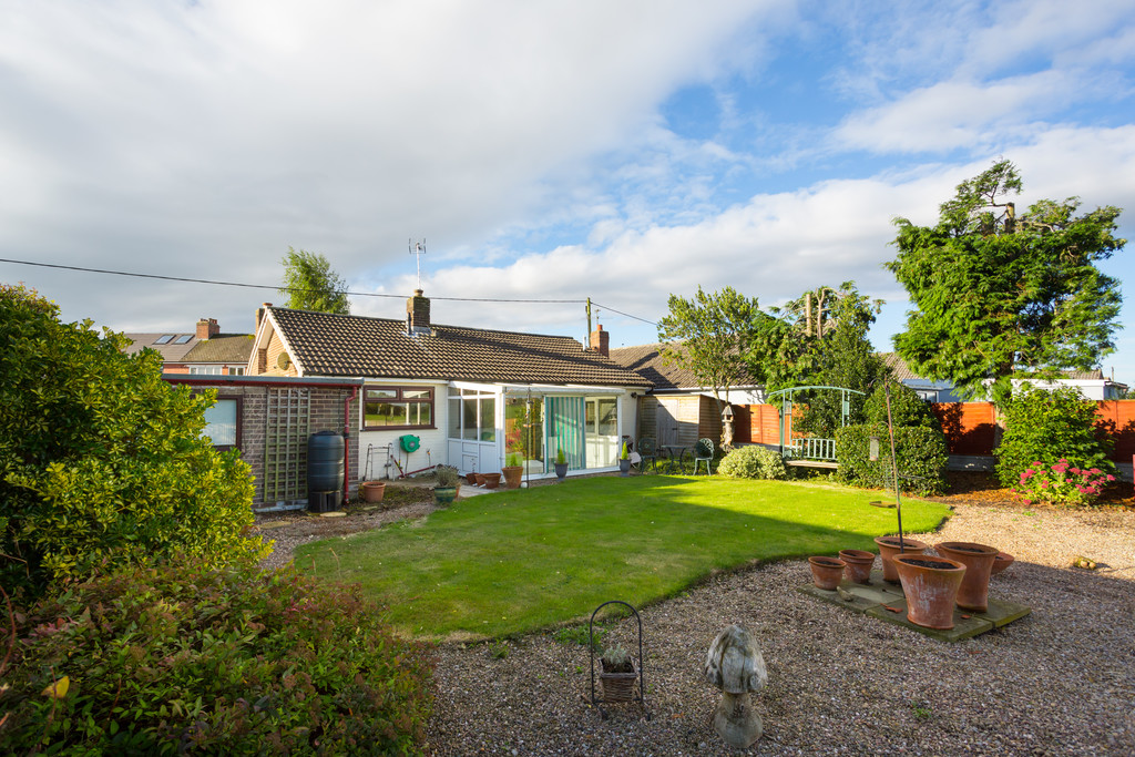2 bed bungalow for sale in Drome Road, Copmanthorpe, York  - Property Image 3