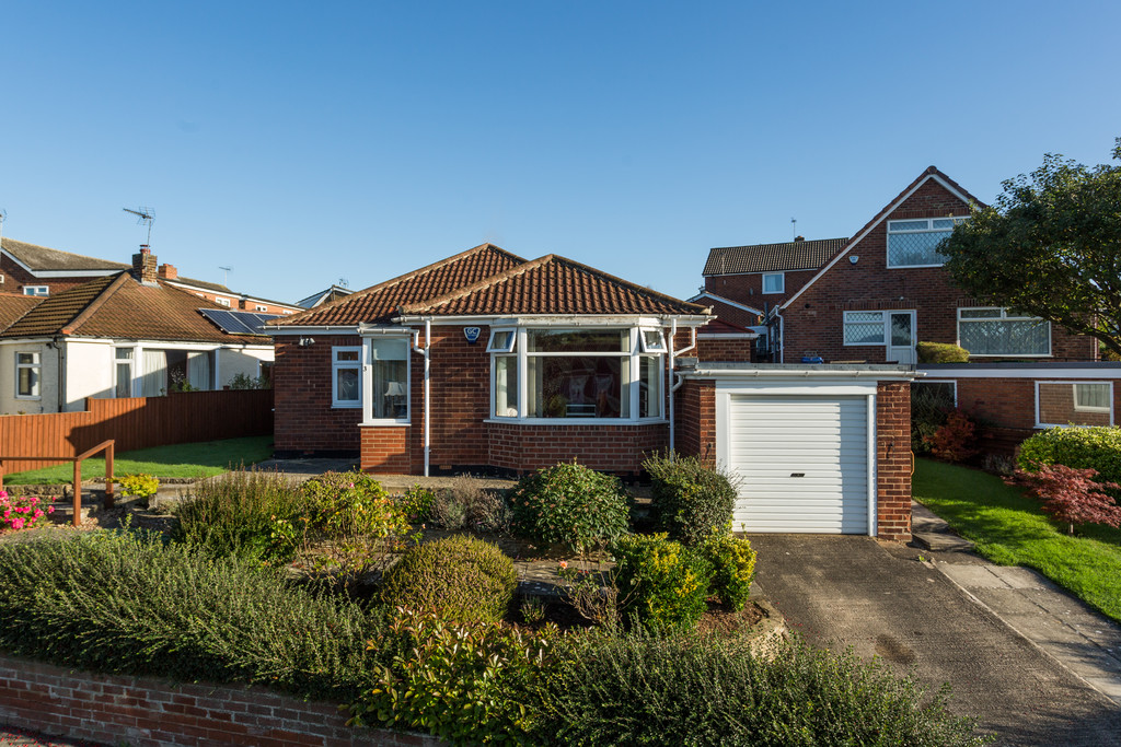2 bed bungalow for sale in Woodlands Avenue, Tadcaster - Property Image 1