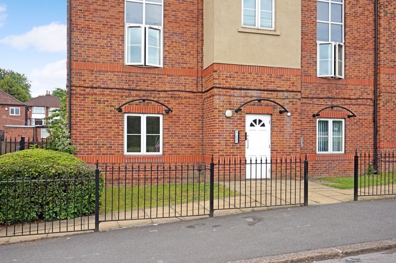 2 bed flat to rent in Stanningley Road, LS12