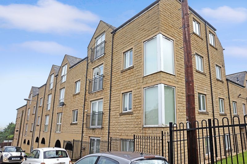 2 bed flat to rent in West View, HX3