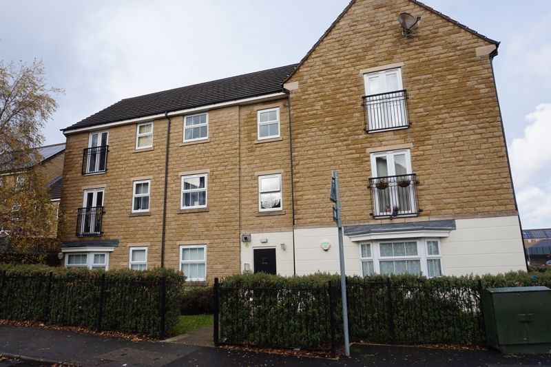 2 bed flat to rent in Queensway, HX1