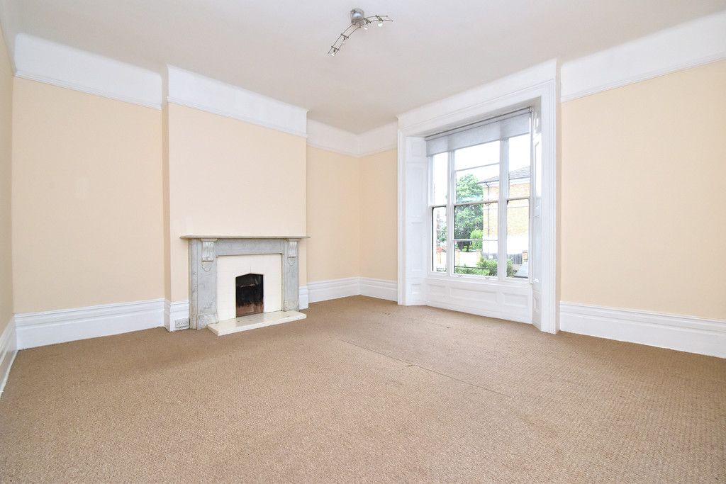 2 bed flat to rent in Widmore Road, Bromley 2