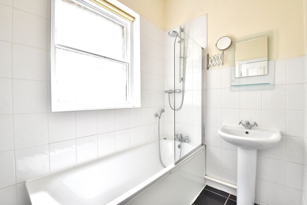 2 bed flat to rent in Widmore Road, Bromley 4