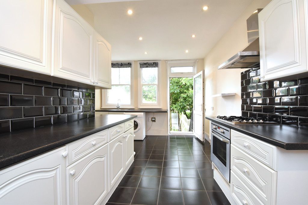 2 bed flat to rent in Widmore Road, Bromley 5