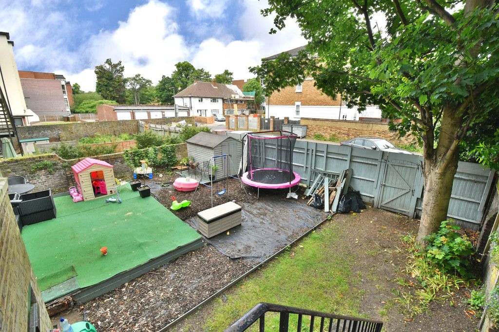 2 bed flat to rent in Widmore Road, Bromley 6