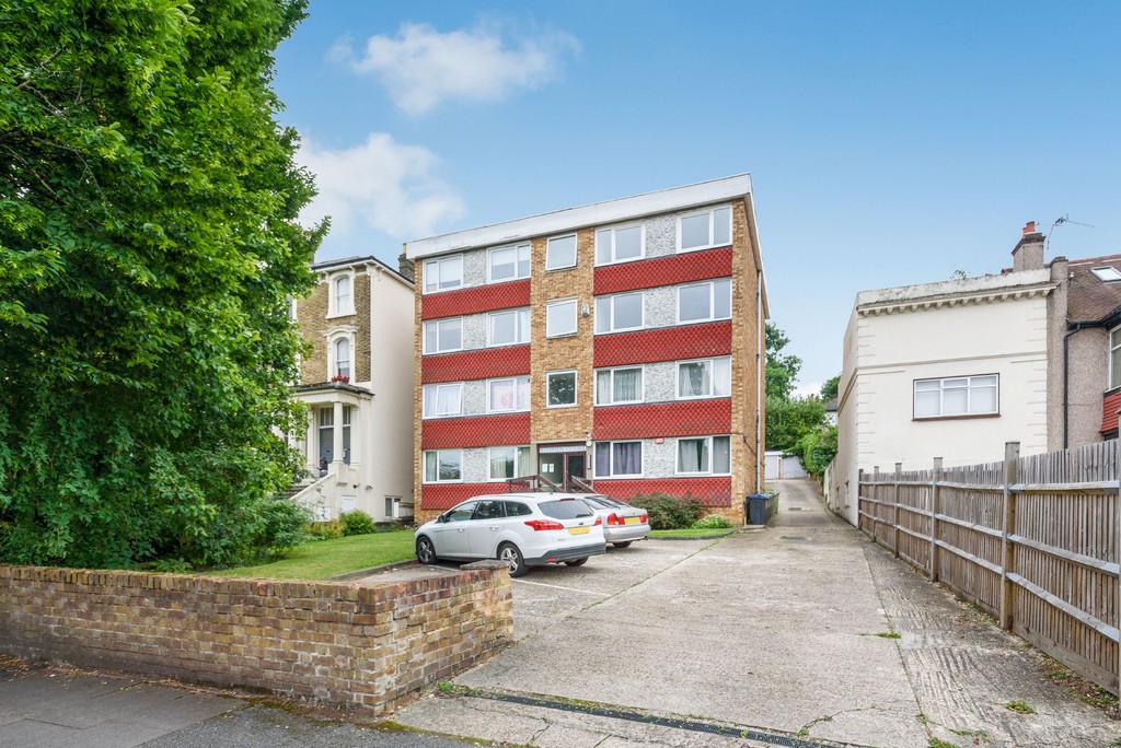 2 bed flat to rent in Valley Road, Bromley 1