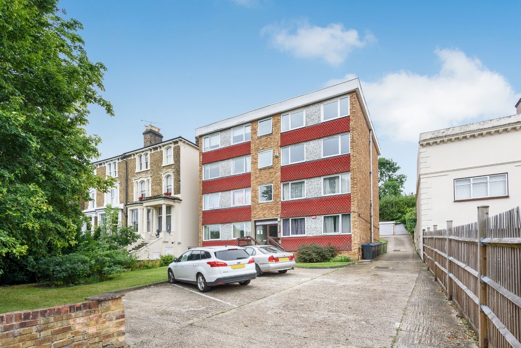 2 bed flat to rent in Valley Road, Bromley 2