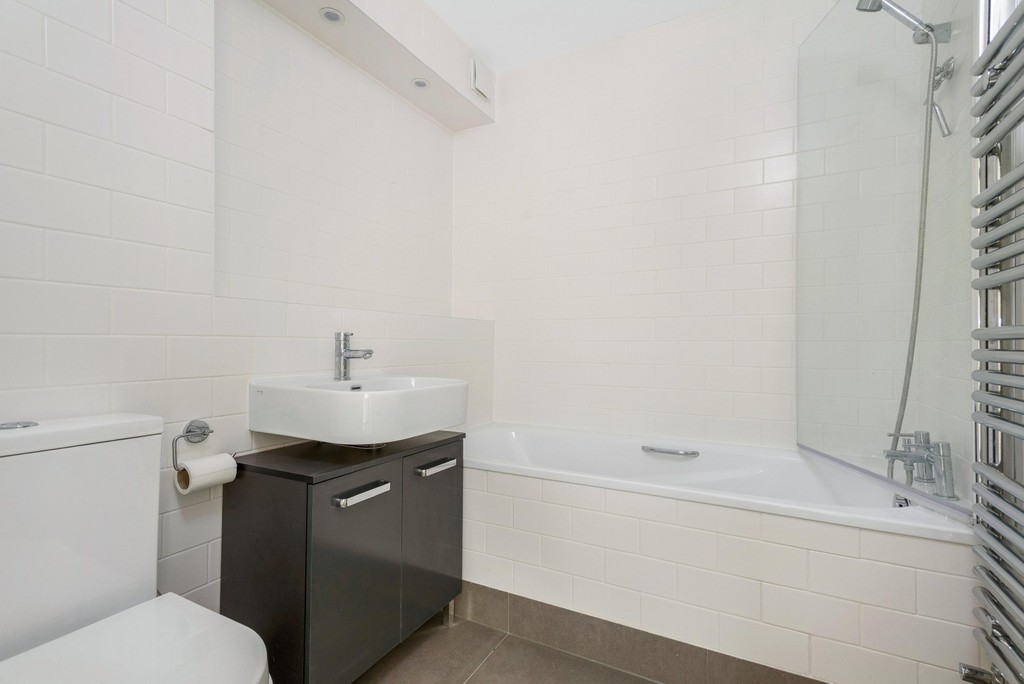 2 bed flat to rent in Valley Road, Bromley 11