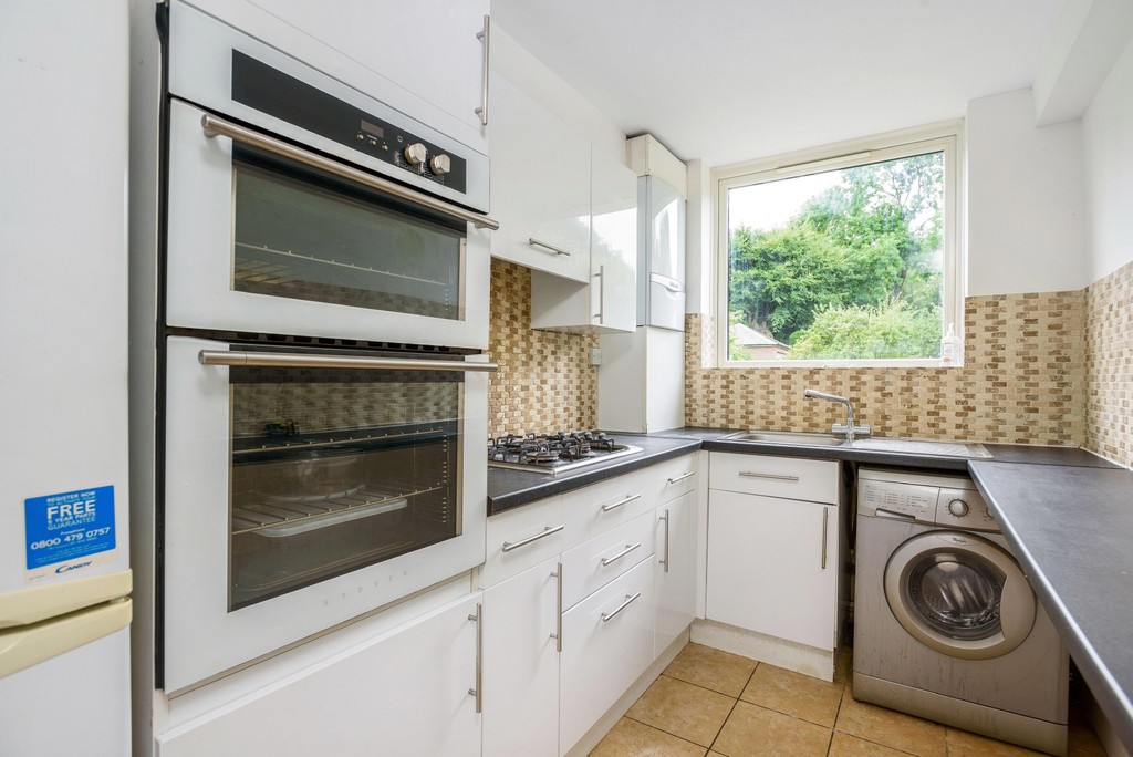 2 bed flat to rent in Valley Road, Bromley 3