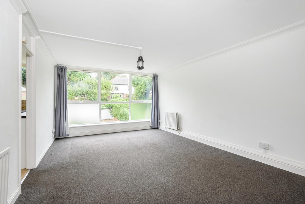 2 bed flat to rent in Valley Road, Bromley 5