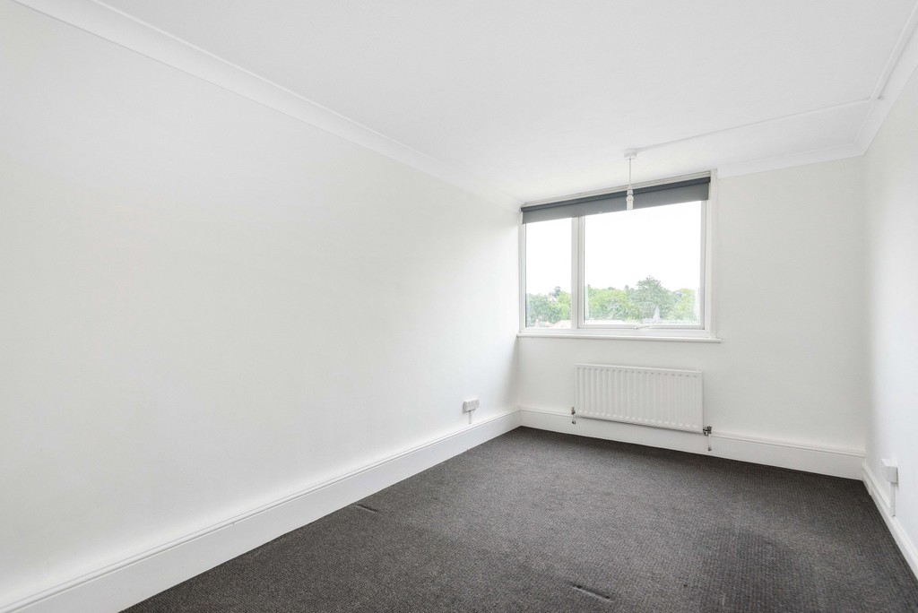 2 bed flat to rent in Valley Road, Bromley 8