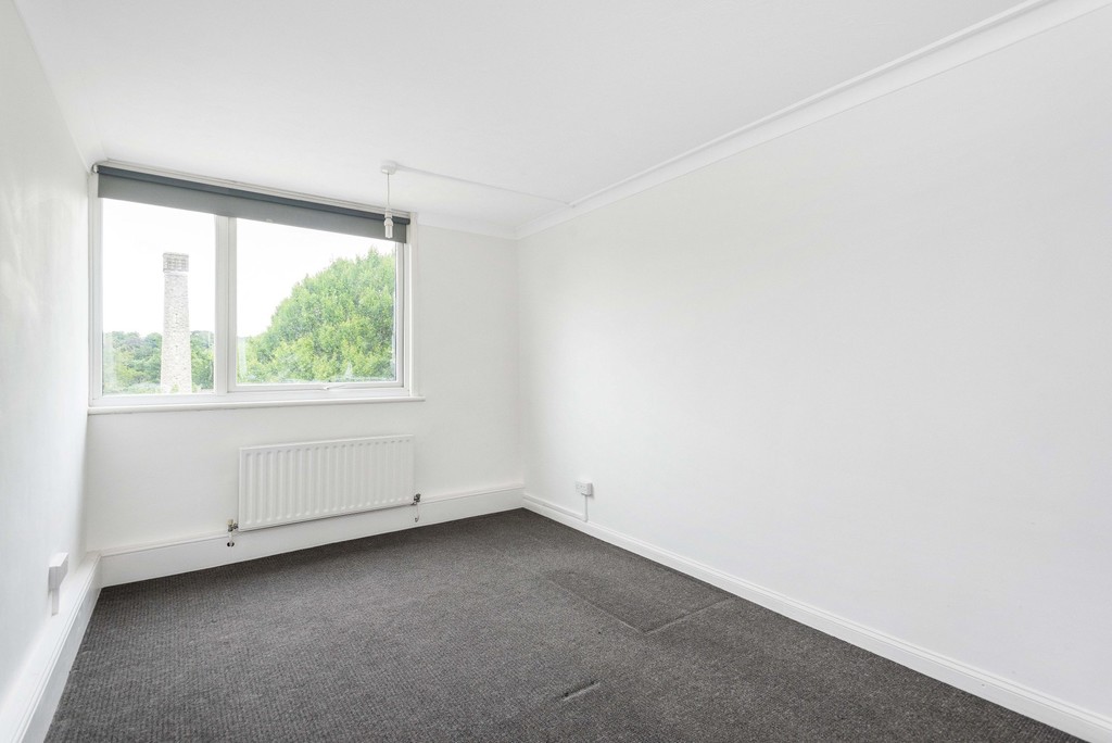 2 bed flat to rent in Valley Road, Bromley 9