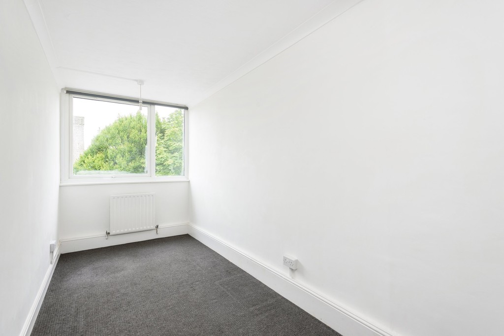 2 bed flat to rent in Valley Road, Bromley 10