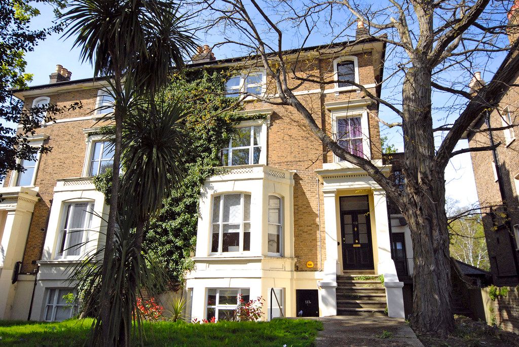 2 bed flat to rent in Widmore Road, Bromley 1