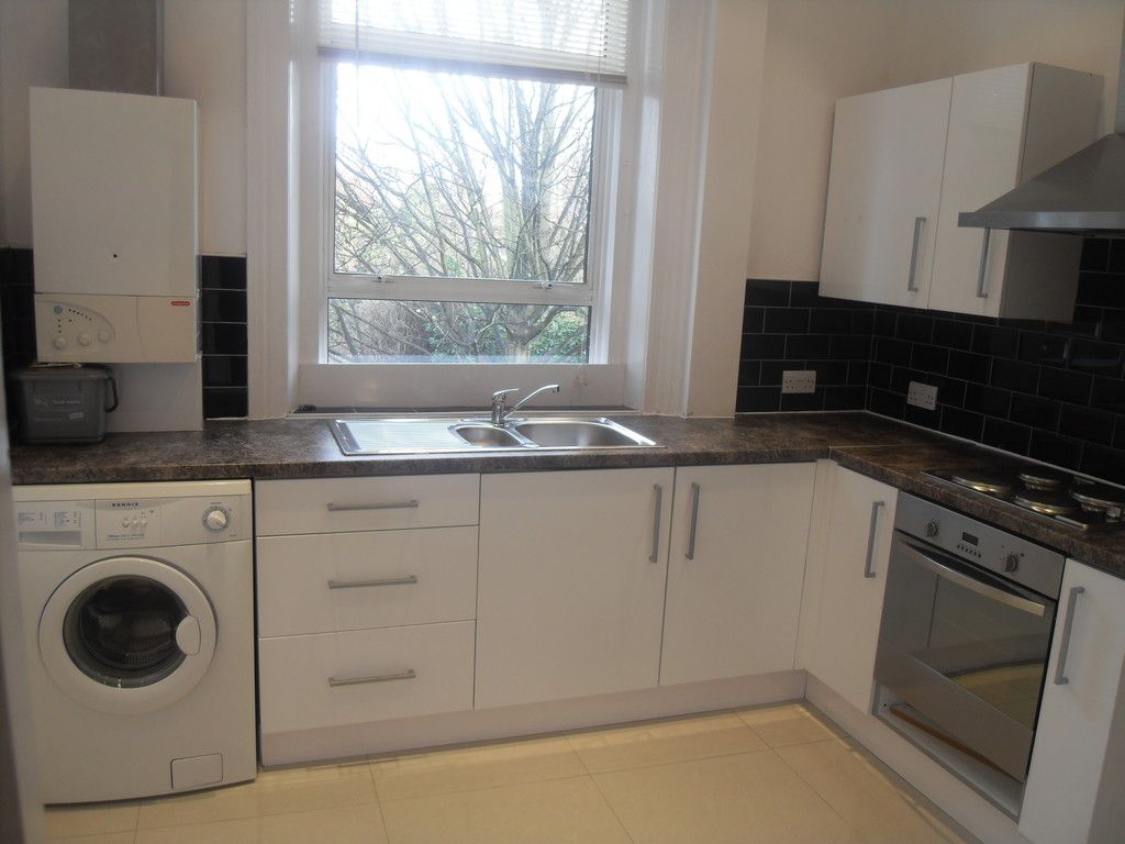 2 bed flat to rent in Widmore Road, Bromley 2