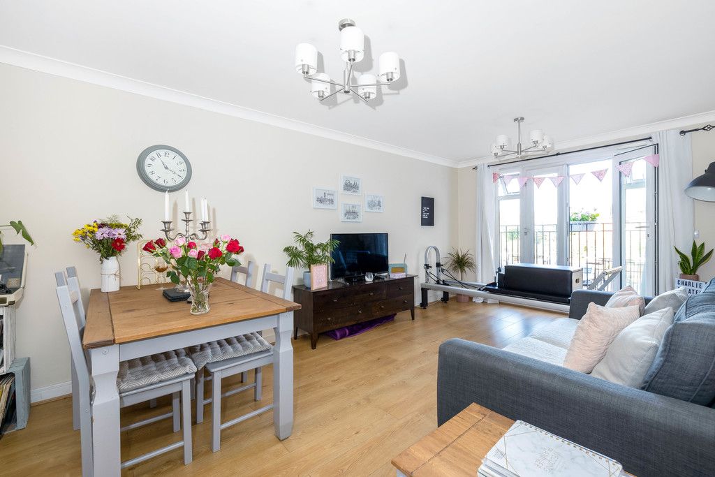 2 bed flat to rent in Hardwick House, Masons Hill 2