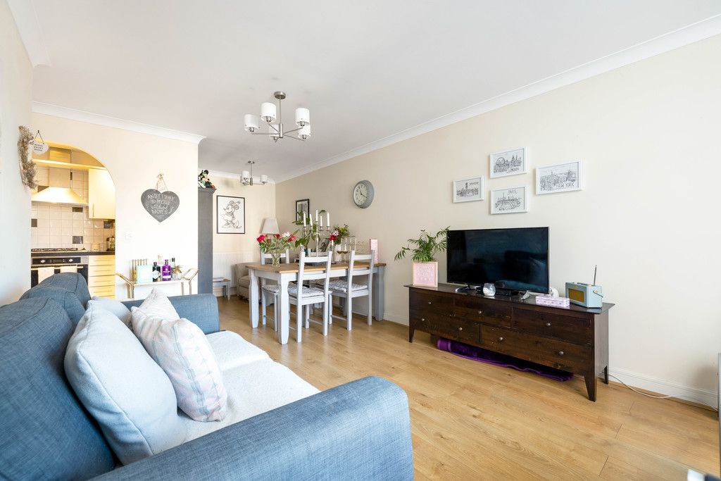 2 bed flat to rent in Hardwick House, Masons Hill 3
