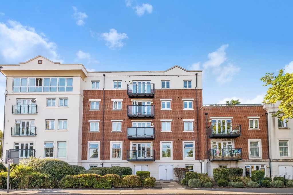 2 bed flat to rent in Hardwick House, Masons Hill 9