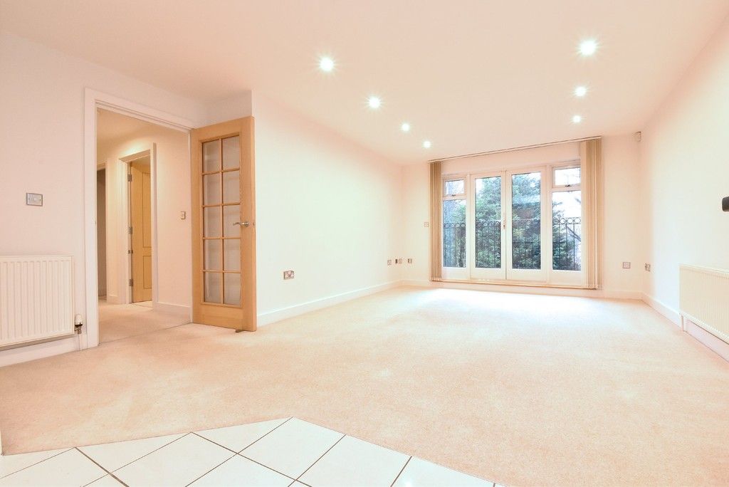 2 bed flat to rent in Lansdowne Road, Bromley 2