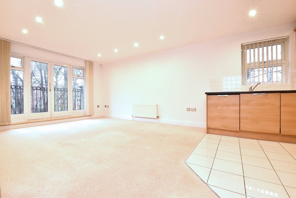 2 bed flat to rent in Lansdowne Road, Bromley 3