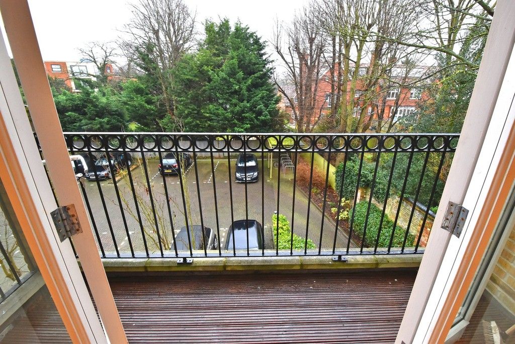2 bed flat to rent in Lansdowne Road, Bromley 4