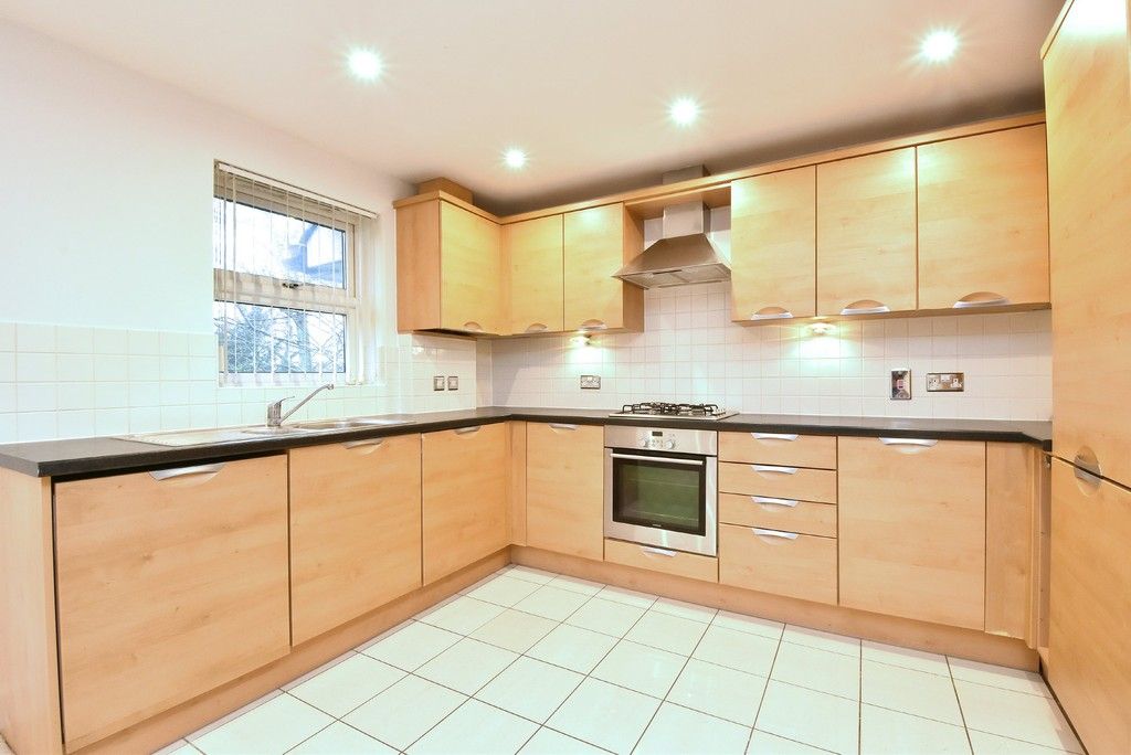 2 bed flat to rent in Lansdowne Road, Bromley 5