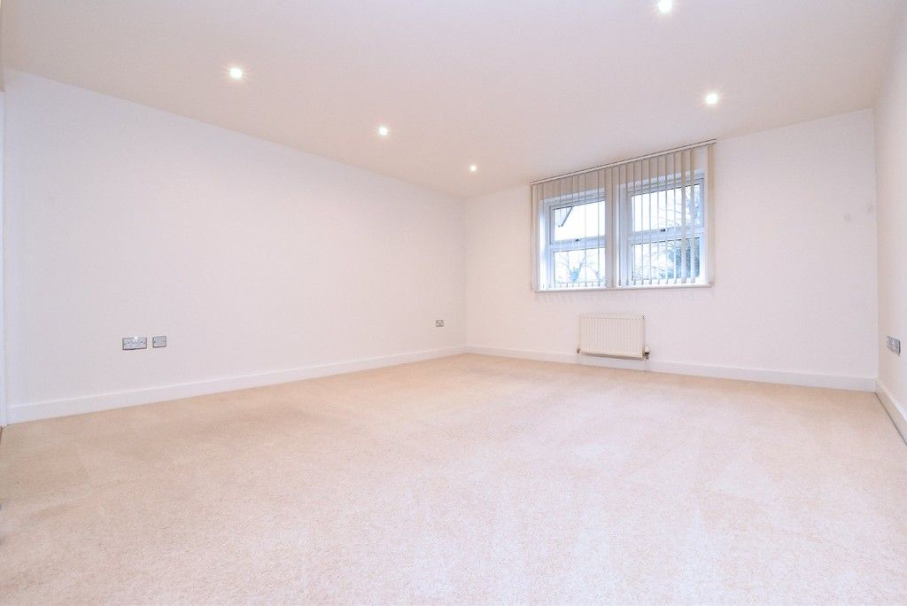 2 bed flat to rent in Lansdowne Road, Bromley 6