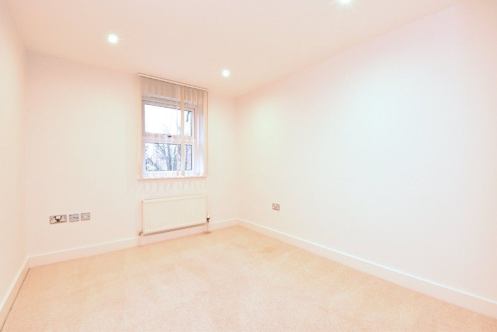 2 bed flat to rent in Lansdowne Road, Bromley 8