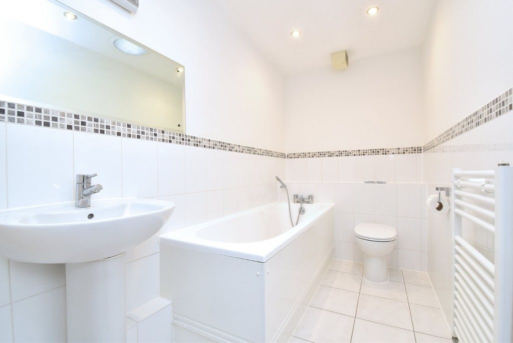2 bed flat to rent in Lansdowne Road, Bromley 9