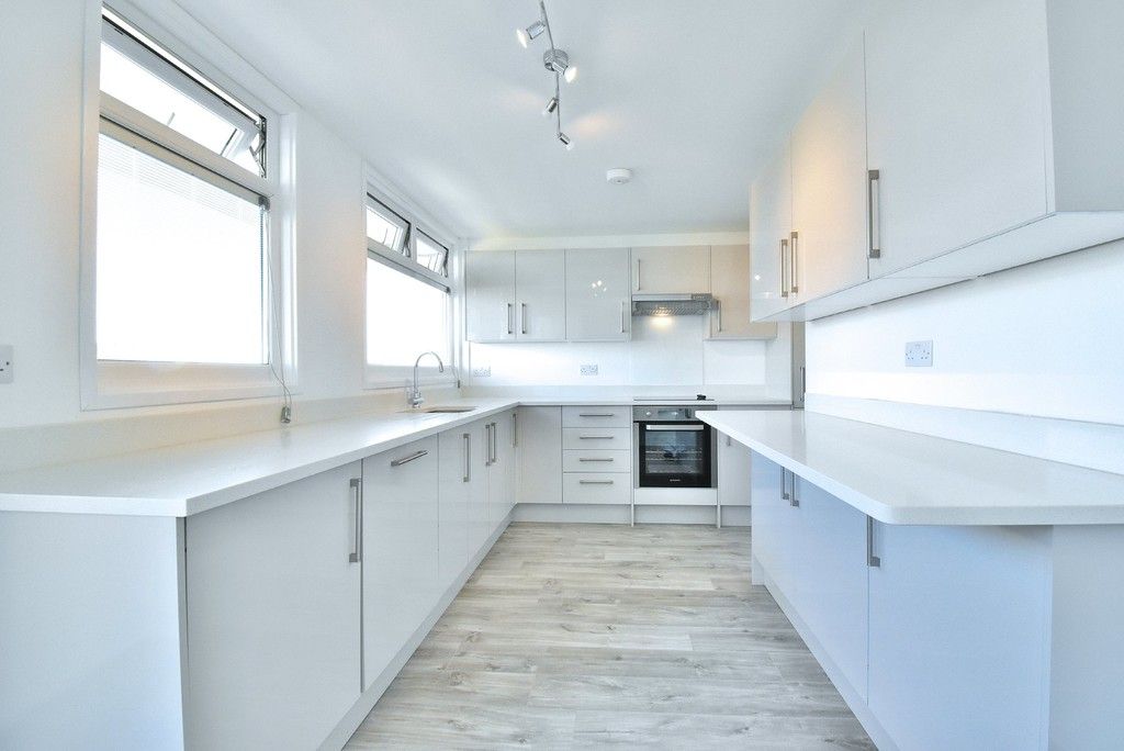 3 bed flat to rent in Cantley Gardens 3