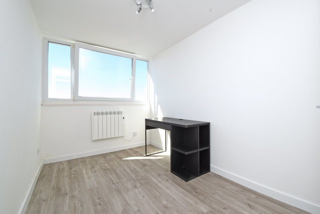 3 bed flat to rent in Cantley Gardens 6