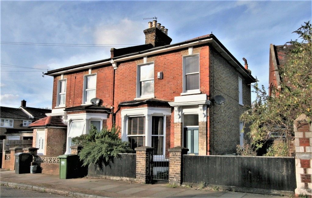 4 bed house to rent in Lampmead Road, London 1