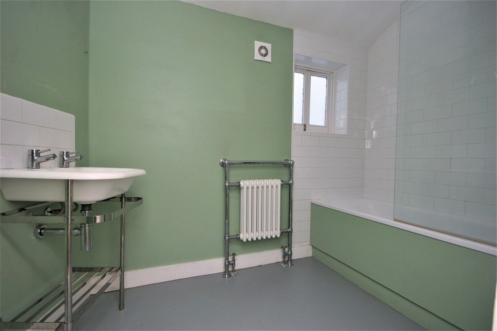 4 bed house to rent in Lampmead Road, London 2