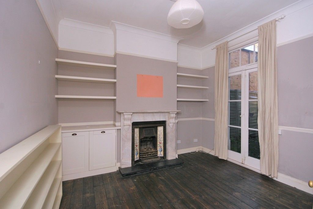 4 bed house to rent in Lampmead Road, London 11
