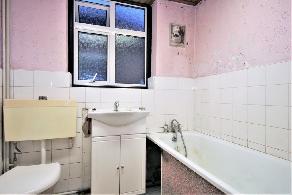 2 bed flat for sale in Mill Vale, Bromley 2