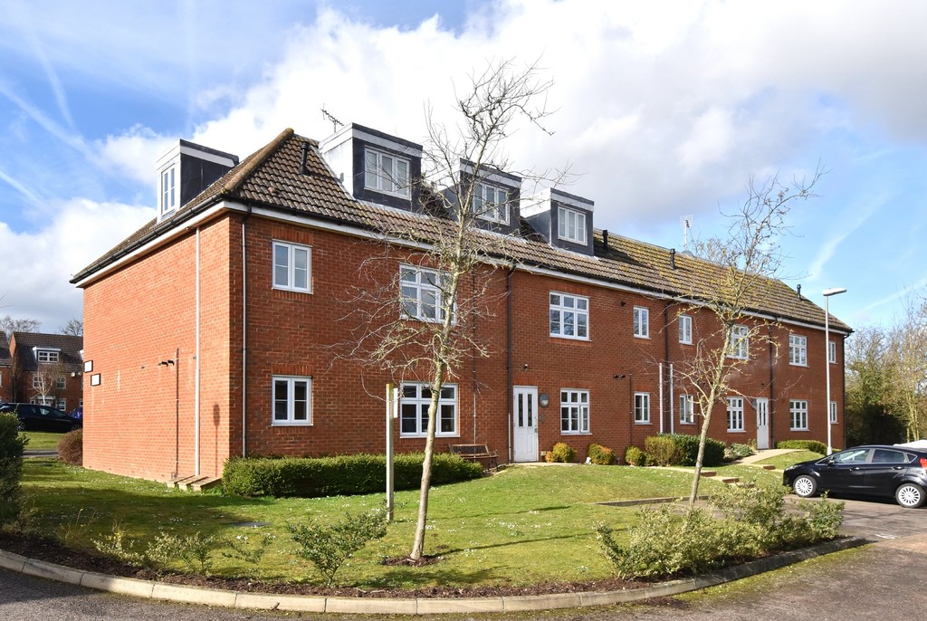 2 bed flat for sale in Turner Avenue, Biggin Hill, Westerham, TN16