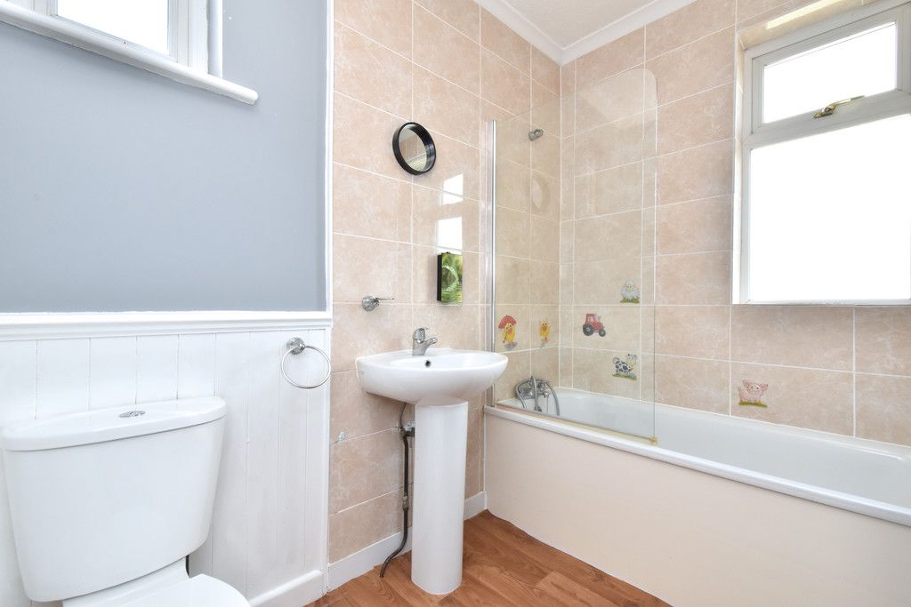 3 bed flat to rent in Wickham Road 6
