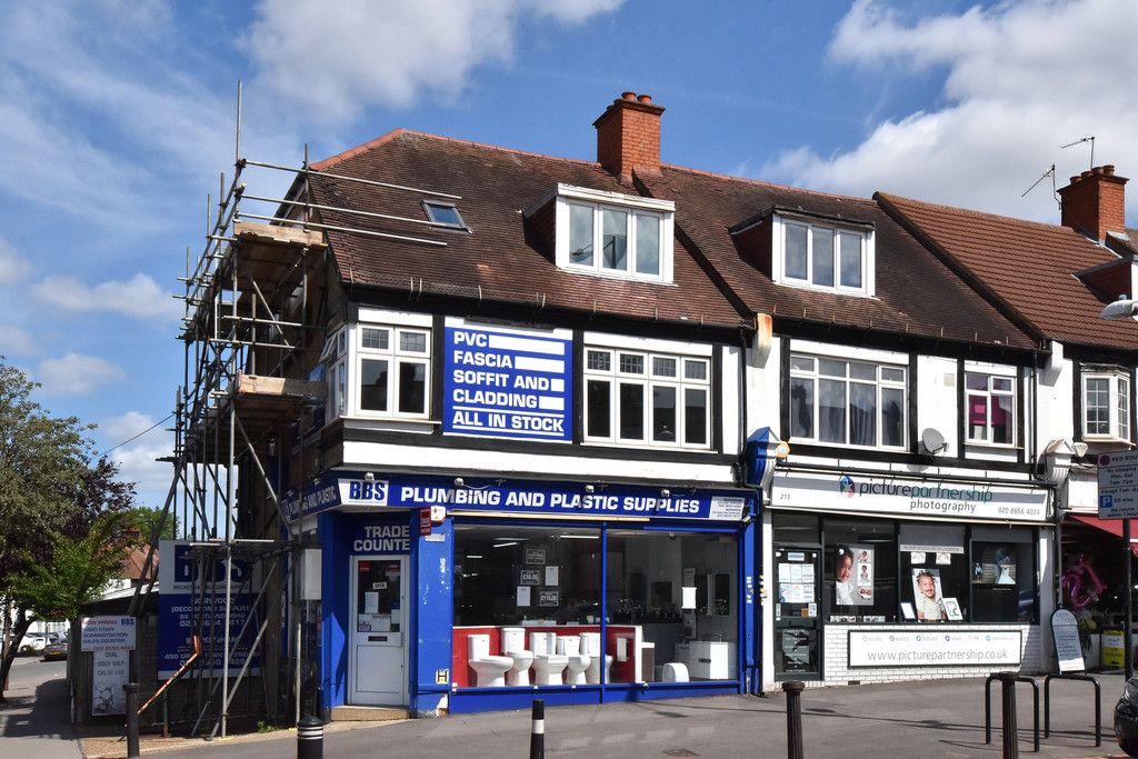 3 bed flat to rent in Wickham Road 8