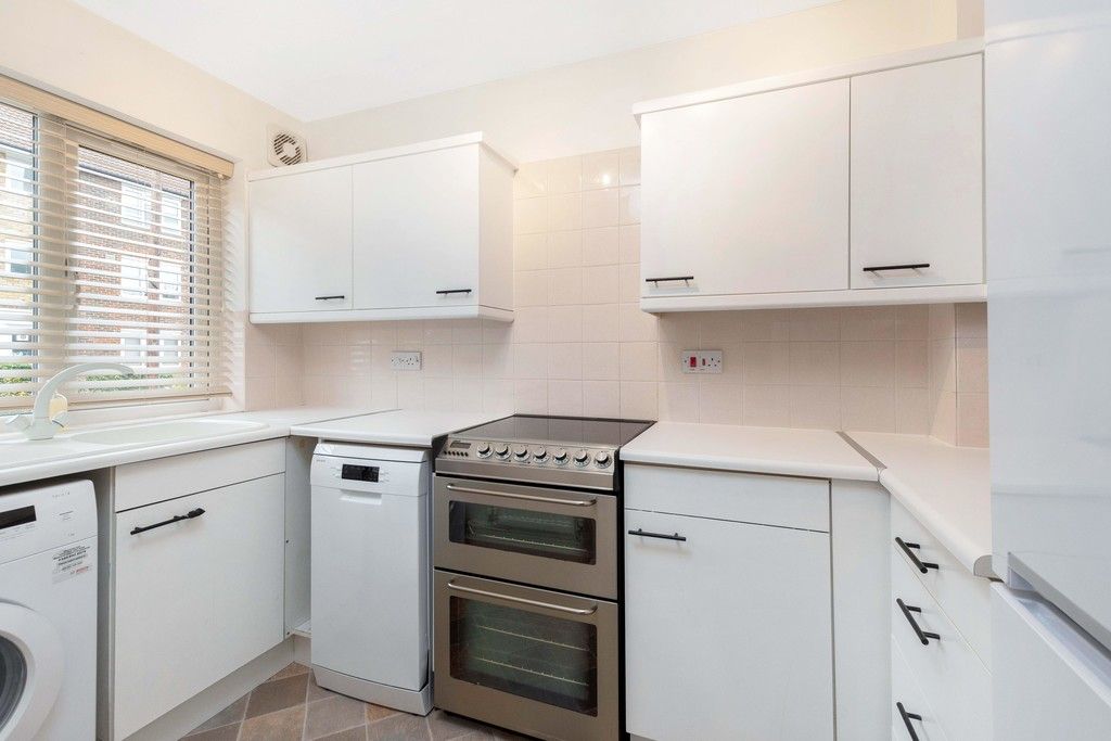 2 bed house to rent in Wharton Road, Bromley 3