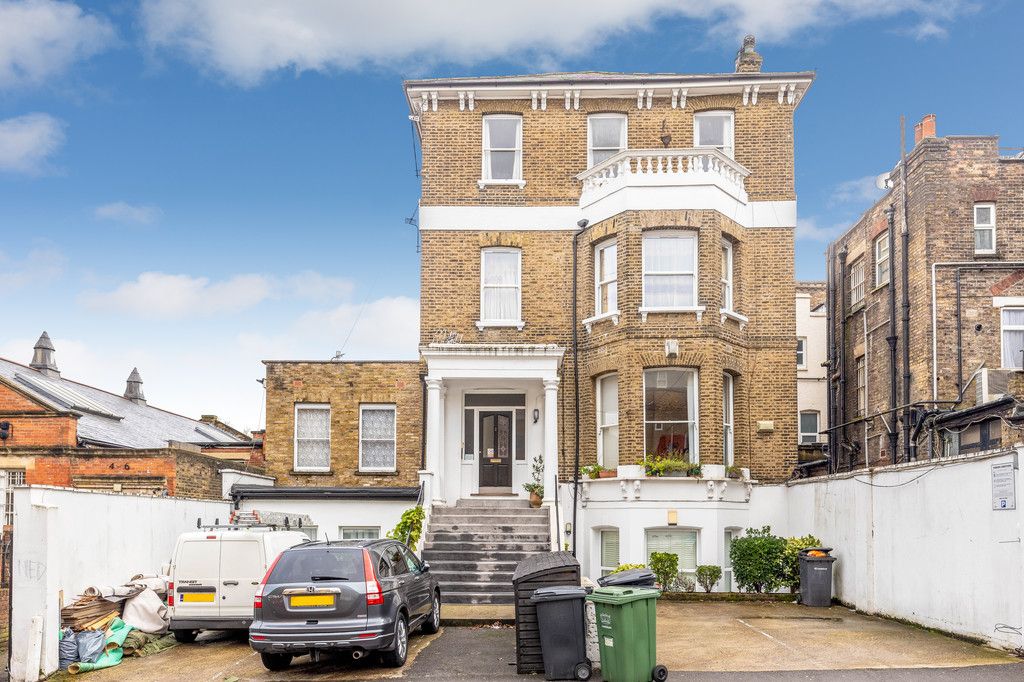 2 bed flat for sale in Silverdale, London, SE26