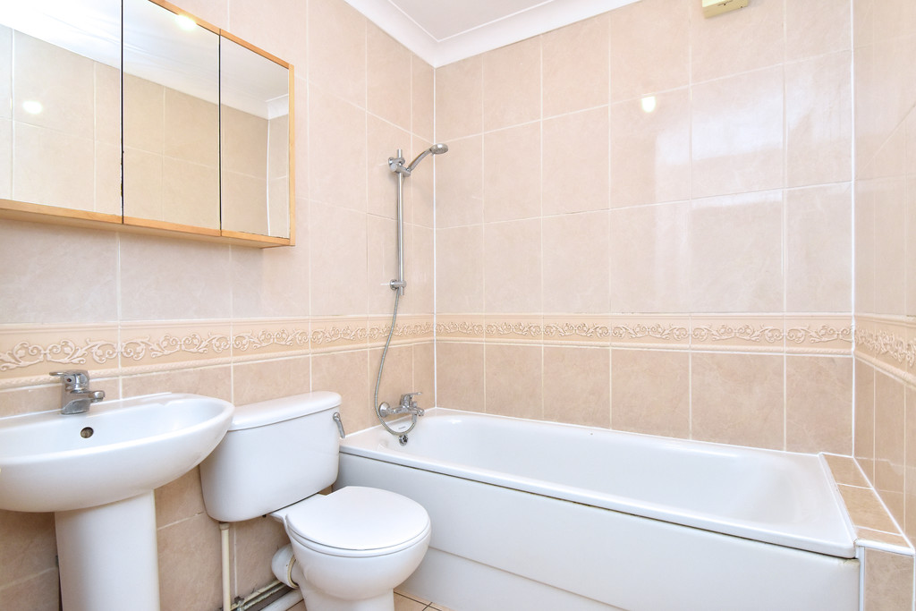 1 bed flat to rent in College Road, Bromley 6