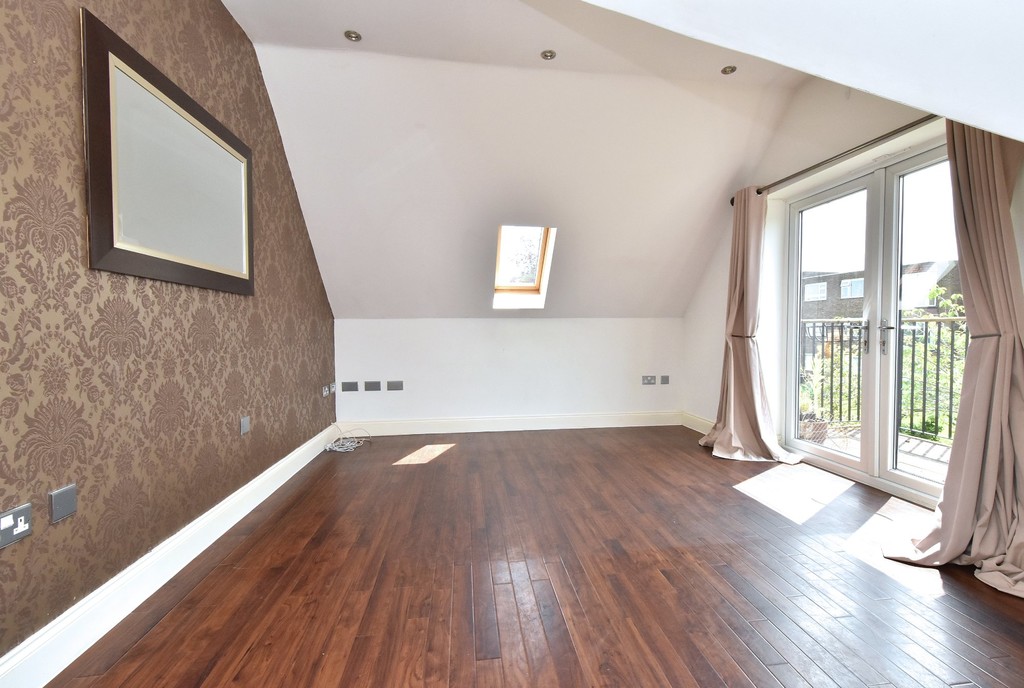 2 bed flat to rent in Manor Grove, Beckenham, BR3