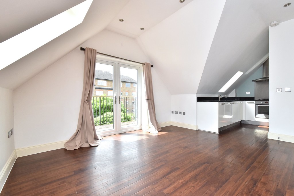 2 bed flat to rent in Manor Grove, Beckenham 2