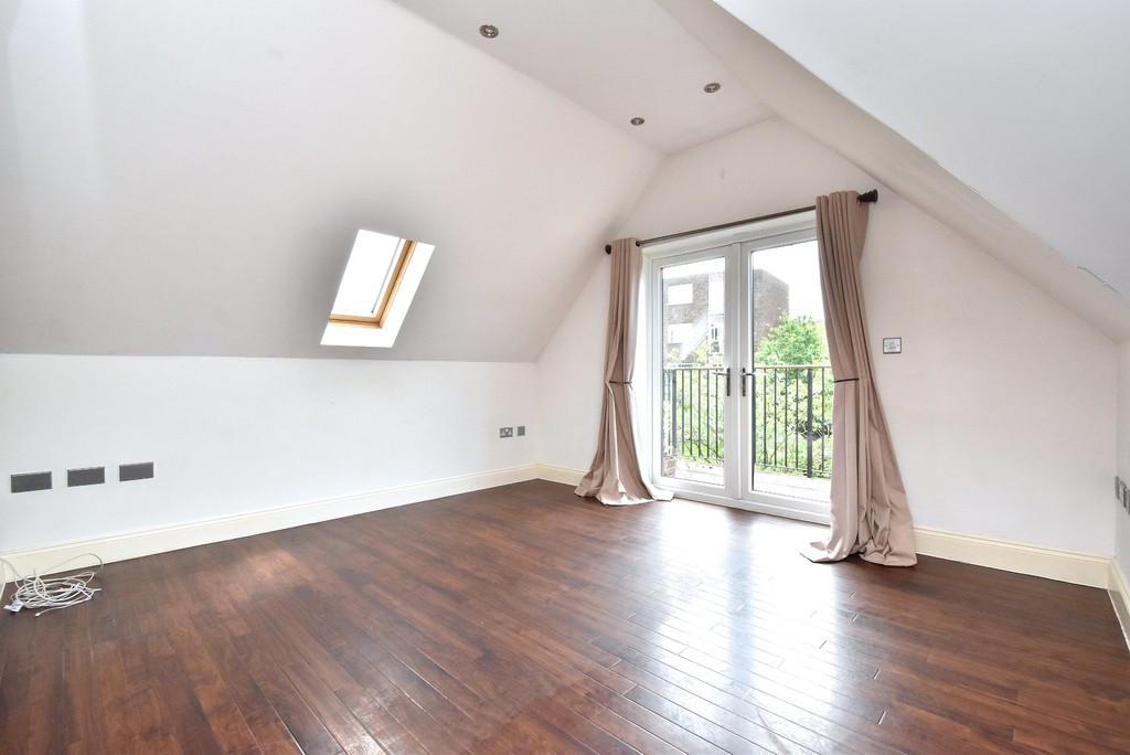 2 bed flat to rent in Manor Grove, Beckenham 3
