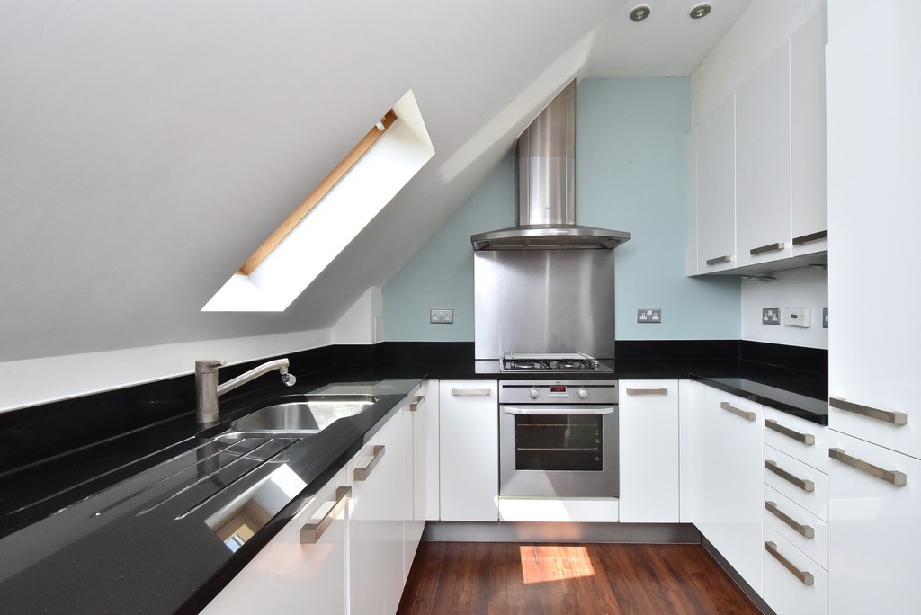 2 bed flat to rent in Manor Grove, Beckenham 4