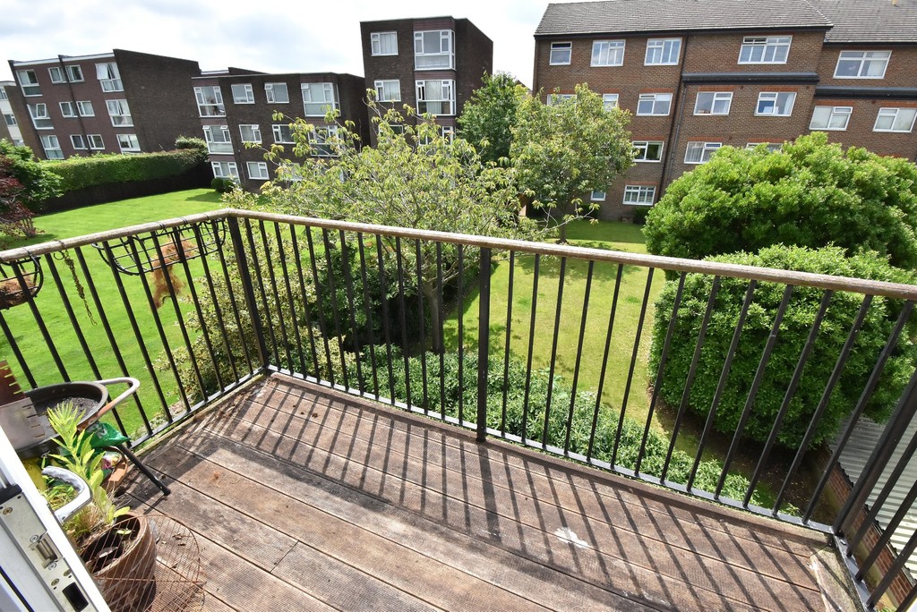 2 bed flat to rent in Manor Grove, Beckenham 9