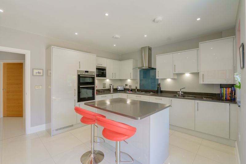 4 bed house for sale in Hornbeam Close 6