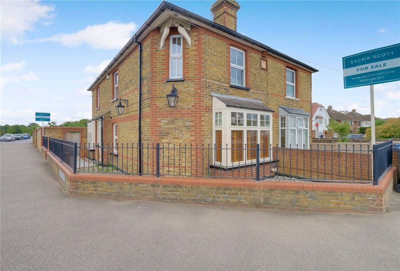 3 bed house for sale in Leatherhead Road 1
