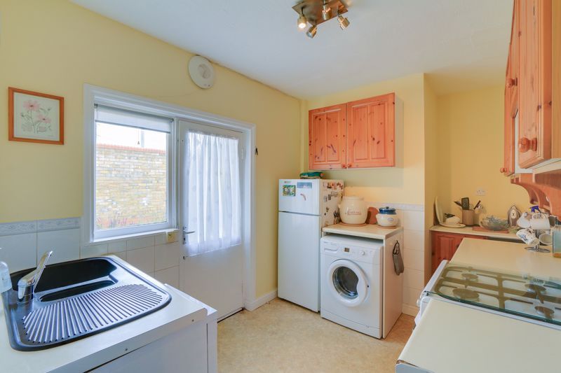 3 bed house for sale in Leatherhead Road 9